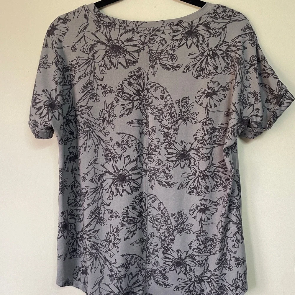 Wonderly Studio Grey Floral Sketch Pocket‎ Tee Cuffed Short Sleeve Top Medium